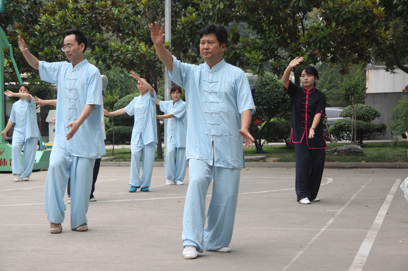 聘請陳式太極拳知名教練教學，開展太極拳興趣小組活動。